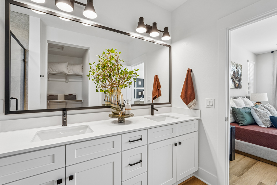 Double vanity in a primary bathroom at HARMON Ascend